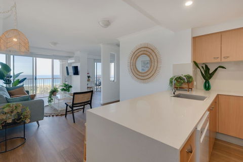 NEW Beautiful 2 Bed Ocean Views In Broadbeach - Australia Accommodation 2