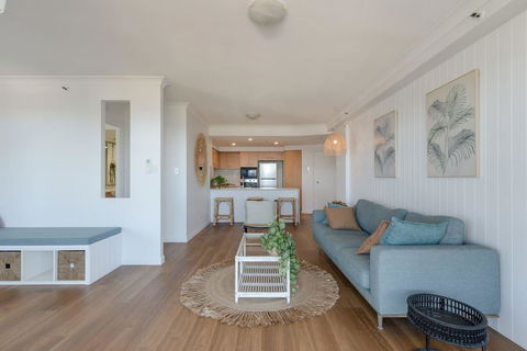 NEW Beautiful 2 Bed Ocean Views In Broadbeach - Australia Accommodation 3