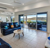 New La Bella Waters 1 Wide Reaching Ocean Views And Buggy - Australia Accommodation