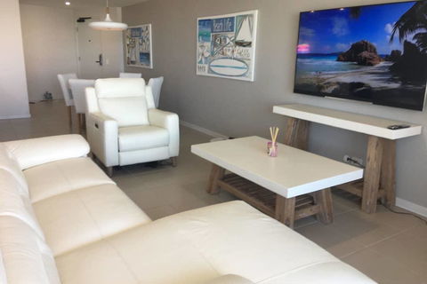 NEW UPMARKET COMFORTABLE 2 Bed, 2 Bath, OCEAN VIEWS, 250m To BUDDINA BEACH! - Australia Accommodation 3
