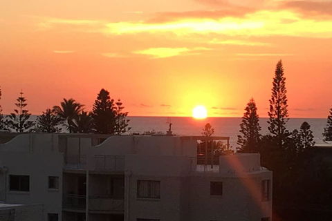 NEW UPMARKET COMFORTABLE 2 Bed, 2 Bath, OCEAN VIEWS, 250m To BUDDINA BEACH! - Australia Accommodation 1