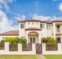 Nice home in the Regatta waters estate close to theme parks - Australia Accommodation
