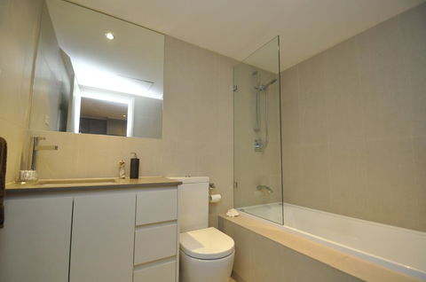 NORTH SYDNEY FULLY SELF CONTAINED MODERN 2 BED APARTMENT (16WAL) - Australia Accommodation 3