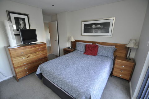 NORTH SYDNEY FULLY SELF CONTAINED MODERN 2 BED APARTMENT (16WAL) - Australia Accommodation 0
