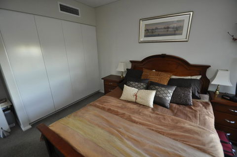 NORTH SYDNEY FULLY SELF CONTAINED MODERN 2 BED APARTMENT (16WAL) - Australia Accommodation 2