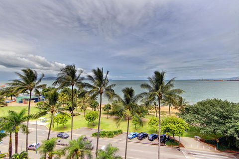 Ocean View Studios 75 The Strand, Free Fast Wifi/Foxtel - Australia Accommodation 0