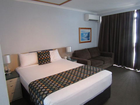 Ocean View Studios 75 The Strand, Free Fast Wifi/Foxtel - Australia Accommodation 3