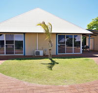 Osprey Holiday Village Unit 109 - Pleasant 3 Bedroom Holiday Villa with a Pool in the Complex - Australia Accommodation