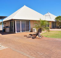 Osprey Holiday Village Unit 111 - Splendid 3 Bedroom Holiday Villa with a Pool in the Complex - Australia Accommodation