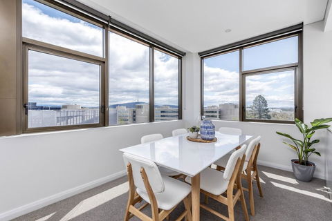 Oversized Luxe 1 Bedder - Amazing Barton - Gym - Australia Accommodation 3