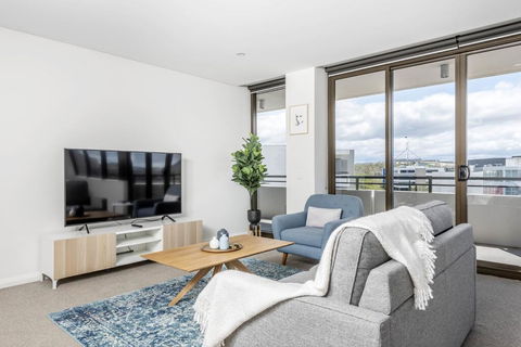 Oversized Luxe 1 Bedder - Amazing Barton - Gym - Australia Accommodation 2