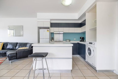 Peaceful 1 Bedroom Apartment With Parking - Australia Accommodation 2