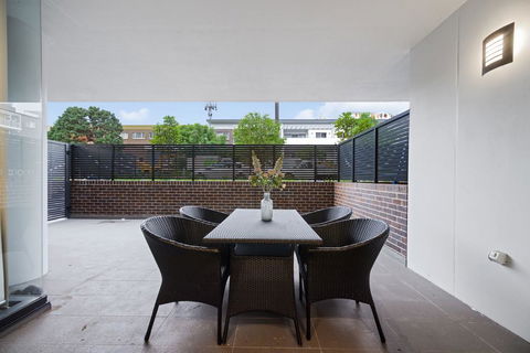 Peaceful, Water-side Retreat With Huge Courtyard. - Australia Accommodation 2