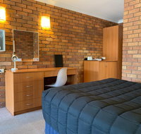 Peter Allen Motor Inn - Australia Accommodation