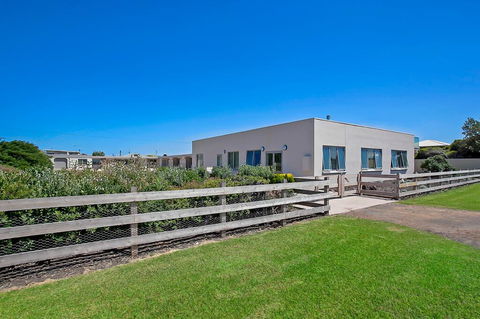 Peterborough House Motel - Australia Accommodation 1