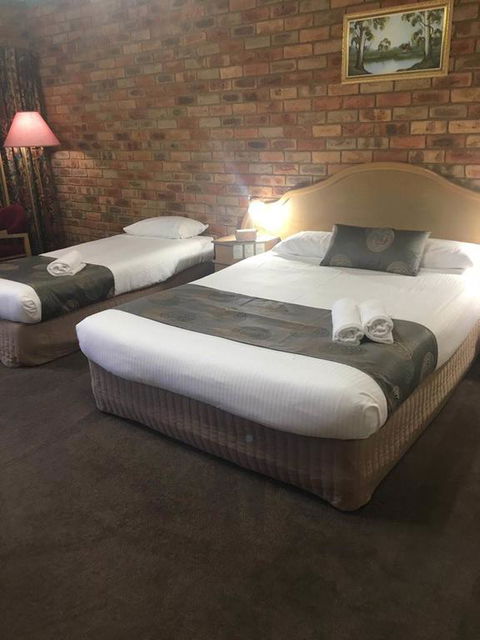 Pines Country Club Motor Inn - Australia Accommodation 3