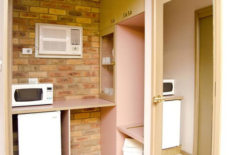 Pines Country Club Motor Inn - Australia Accommodation 0