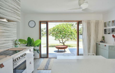 Quiet Pet Friendly Home 3 Houses To Beach Entry With Private Pool Walk To Shops - Australia Accommodation 2
