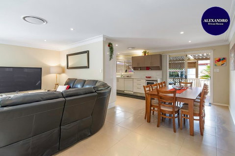 RELAXED COASTAL GETAWAY // MOMENTS TO WATERFRONT - Australia Accommodation 0