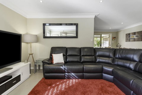 RELAXED COASTAL GETAWAY // MOMENTS TO WATERFRONT - Australia Accommodation 3