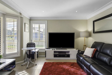 RELAXED COASTAL GETAWAY // MOMENTS TO WATERFRONT - Australia Accommodation 2
