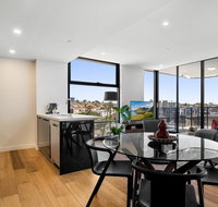 Resort-style Apartment with Balcony Pool and Gym - Australia Accommodation