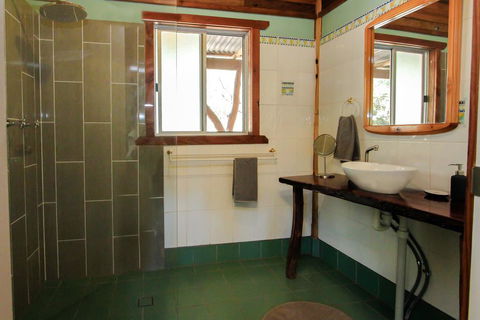 Shady Creek Eco Cabin, Peaceful Country Getaway - Australia Accommodation 3