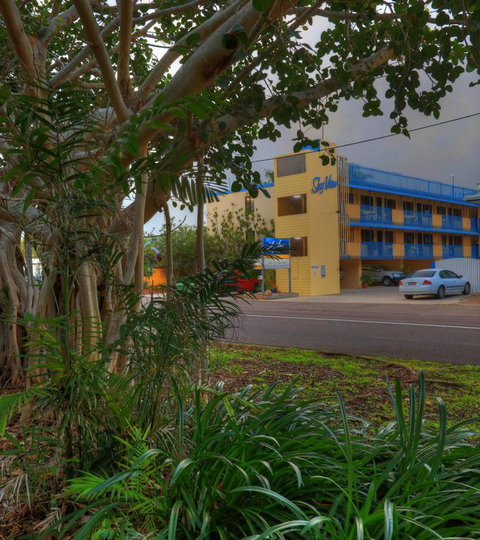 Sky View Units Bowen - Australia Accommodation 3