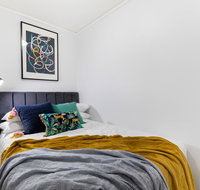 Sleek modern apartment close to everything - Australia Accommodation