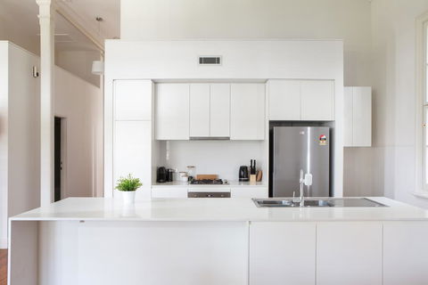 Spacious 2-bed, 2-bath Home With Parking And Balcony - Australia Accommodation 3