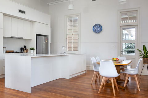 Spacious 2-bed, 2-bath Home With Parking And Balcony - Australia Accommodation 1