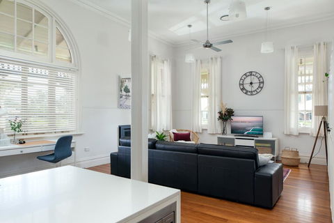 Spacious 2-bed, 2-bath Home With Parking And Balcony - Australia Accommodation 0