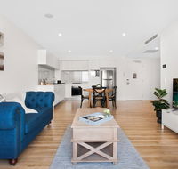 Spacious and Artfully Designed Apartment in Surfers - Australia Accommodation
