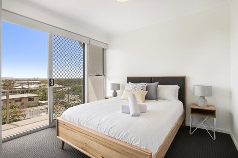 Spacious Apartment With Generous Entertaining - Australia Accommodation 2