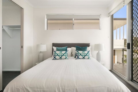 Spacious Apartment With Generous Entertaining - Australia Accommodation 3