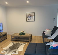 Spacious Rooms Home-Stay with Free Wifi - Australia Accommodation