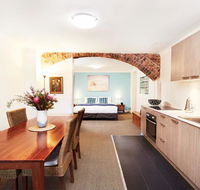 Spacious Studio With Courtyard and Extra Beds - Australia Accommodation