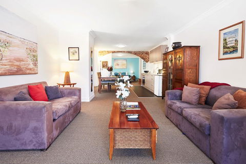 Spacious Studio With Courtyard And Extra Beds - Australia Accommodation 1