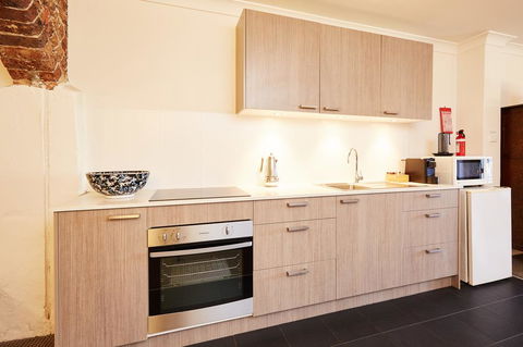 Spacious Studio With Courtyard And Extra Beds - Australia Accommodation 3