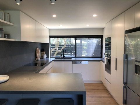 Spray Point Beach House: Entertaining Deck - Australia Accommodation 2