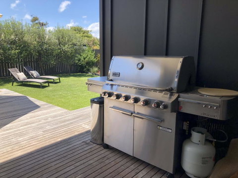 Spray Point Beach House: Entertaining Deck - Australia Accommodation 3