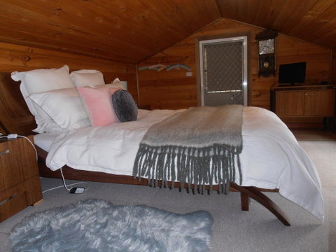 Springmead Rustic Cabin - Australia Accommodation 2