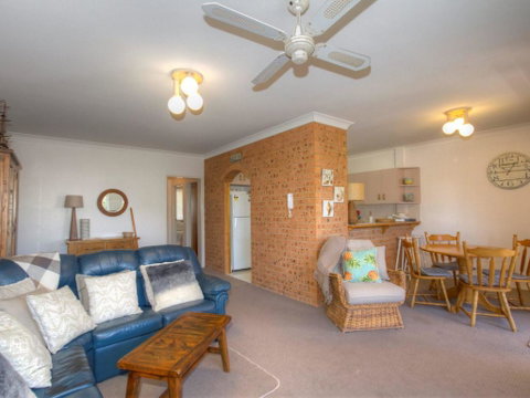 St James 6, Stylish Airconditioned Retreat - Australia Accommodation 0