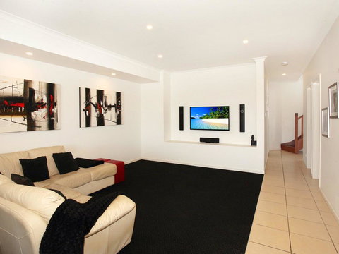 St Lucia 11 - 4 BDRM Canal Home With Pool - Australia Accommodation 2