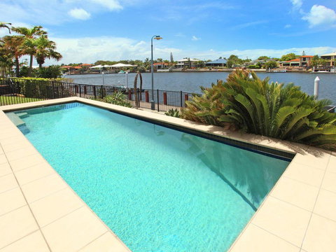 St Lucia 11 - 4 BDRM Canal Home With Pool - Australia Accommodation 1