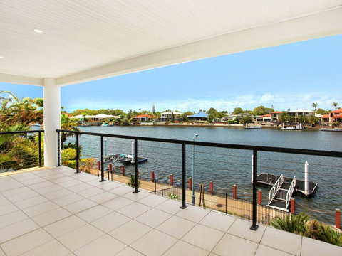 St Lucia 11 - 4 BDRM Canal Home With Pool - Australia Accommodation 3