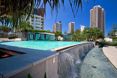 Stunning 4 Bedroom Sub Penthouse - Level 60 Q1 - Australia Accommodation 3