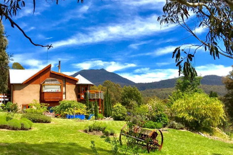 STUNNING HOME WITH AMAZING VIEWS - Just 20 Mins To The City And Only 10 To MONA! - Australia Accommodation 1