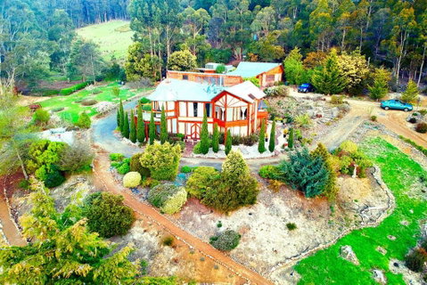STUNNING HOME WITH AMAZING VIEWS - Just 20 Mins To The City And Only 10 To MONA! - Australia Accommodation 2