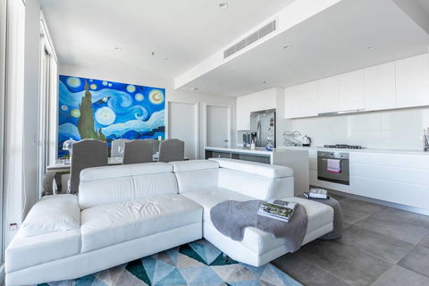 Stunning Urban Apt Wt Parking Near CBD & Airport - Australia Accommodation 2